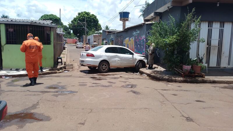 Veículo foi encontrado com, pelo menos, dez marcas de tiros