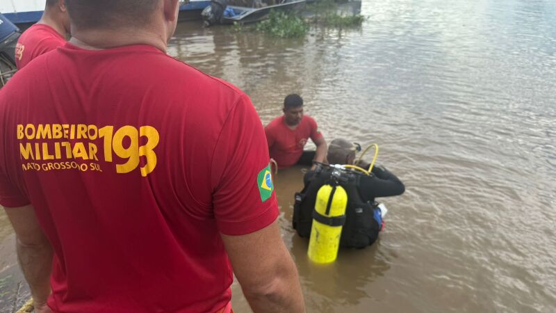 Militares em ocorrência de afogamento