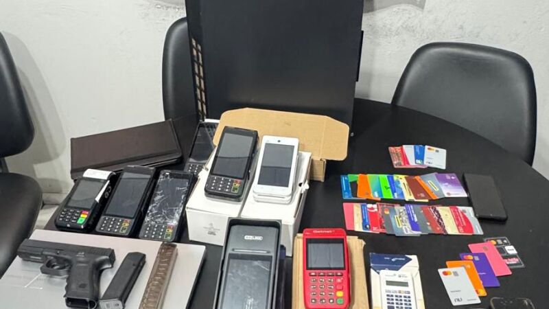 Máquinas de cartão e cartões de crédito apreendidos durante a Operação Chargeback