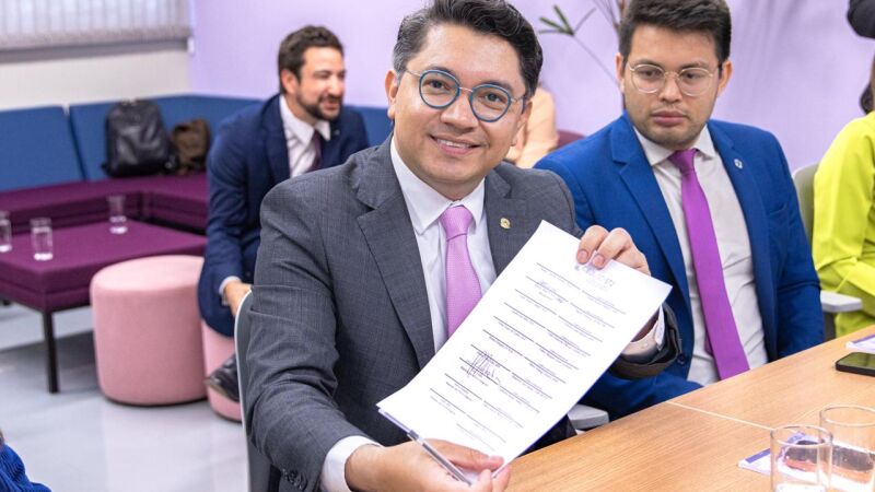 Eloy Terena, secretário-executivo do Ministério dos Povos Indígenas, com o acordo homologado em mãos