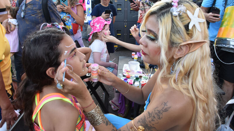 Make colorida e glitter são acessórios da criançada neste carnaval
