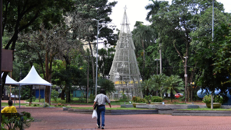 Árvore de Natal continua na Praça da Ary Coelho