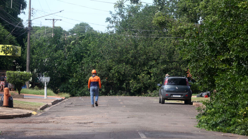 Apesar de rua estar interditada, ainda não há previsão de retirada