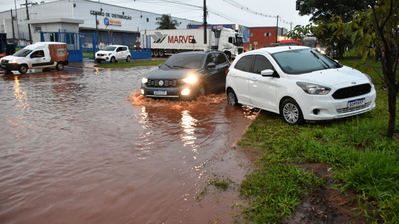 Avenida Gunter Hans ficou totalmente alagada após forte chuva na tarde desta sexta-feira (20)