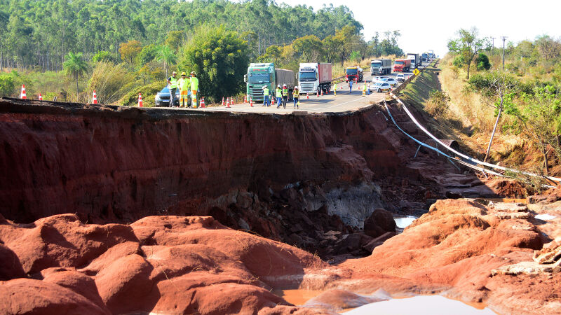Enxurrada proveniente da represa do Nasa Park destriu trecho da BR-163, na saída de Campo Grande para Cuiabá