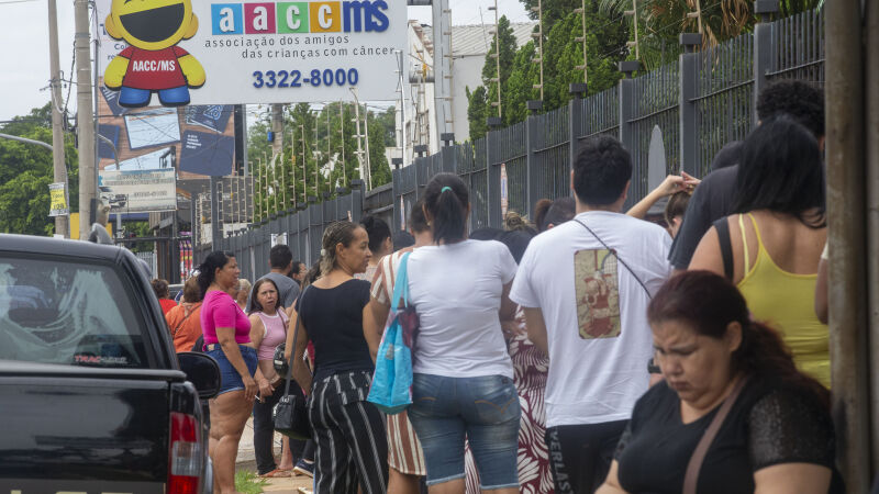 Fila em bazar da ACC-MS