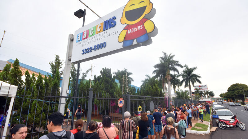 Fila em bazar da AACC-MS