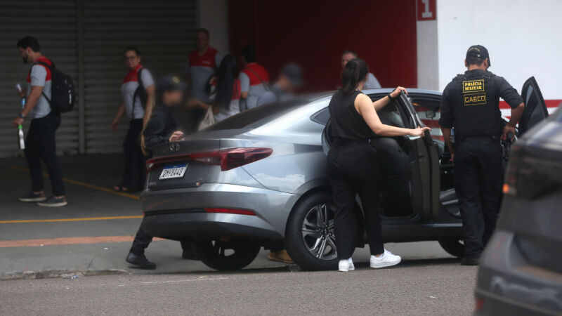  Gaeco e Batalhão de Choque amanheceram na porta de uma loja de materiais escolares e de escritório, localizado na rua 14 de julho, Vila Glória, em Campo Grande