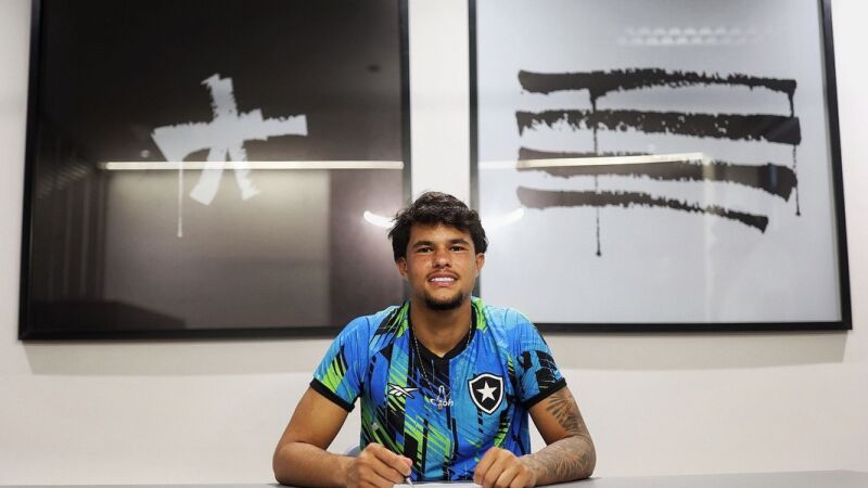 Bruninho Samudio assina contrato profissional com Botafogo