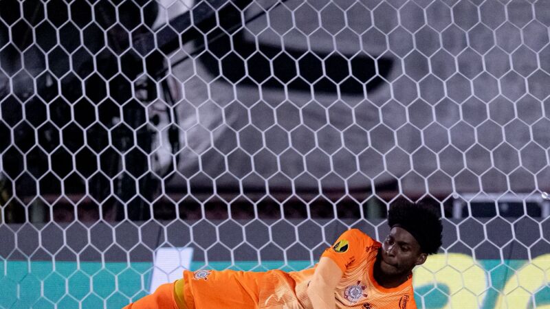 Hugo Souza foi destaque da classificação corintiana