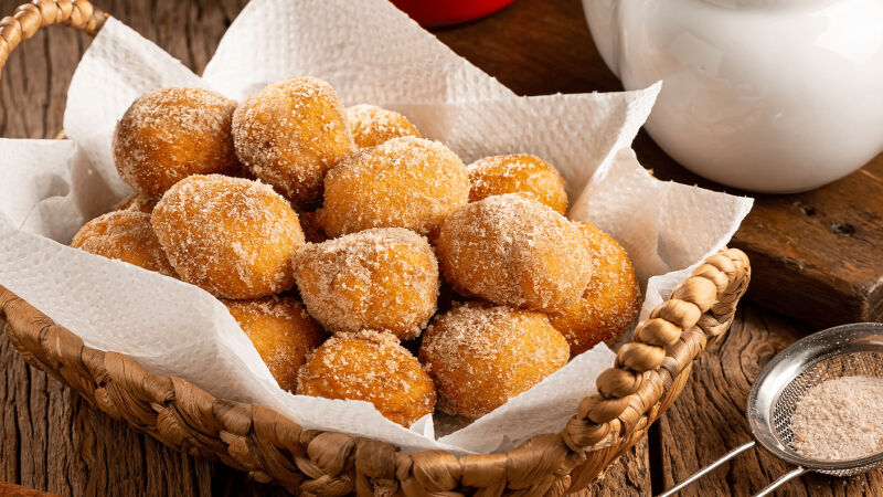 Dourado por fora, macio por dentro e envolto em açúcar e canela, o bolinho de chuva é perfeito para os dias chuvosos