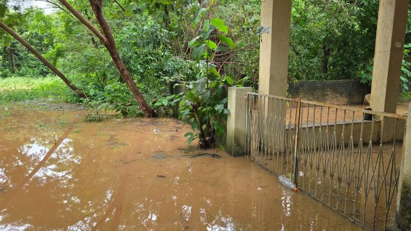 Rio subiu e inundou ruas, casas, quintais e campos de futebol