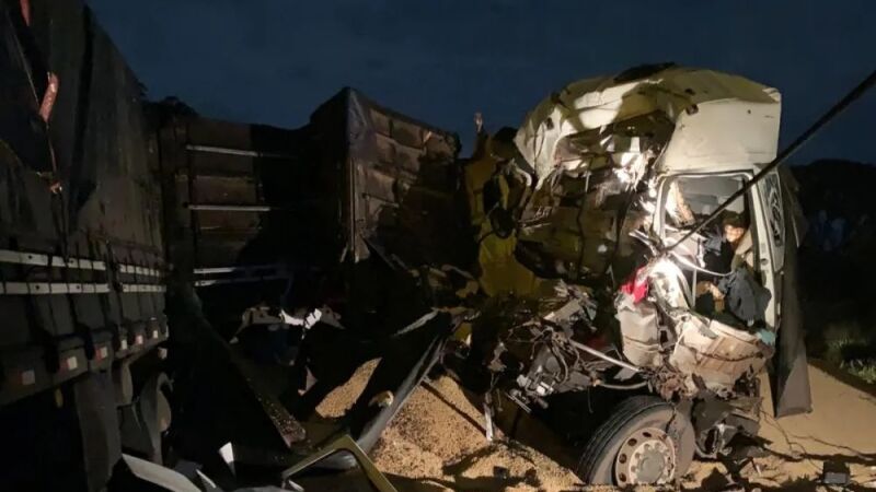 Uma carreta parada na rodovia provocou o acidente