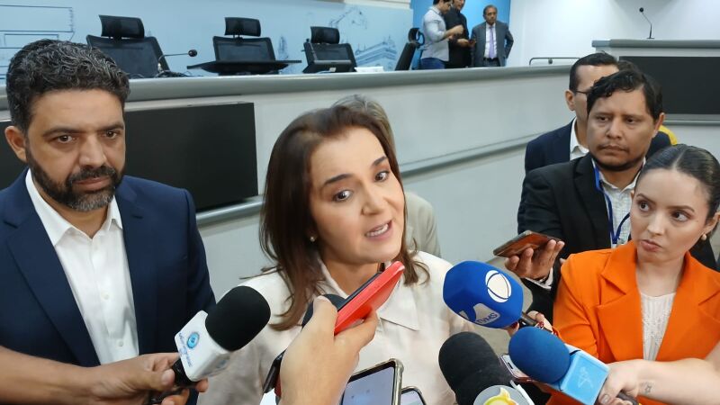  Nesta segunda (02) a Prefeita esteve presente na Sessão Solene Inaugural na Câmara Municipal, onde inclusive deve ser discutido amanhã (03) novamente as medidas sobre o  Imposto sobre a Propriedade Predial e Territorial Urbana (IPTU) e da 