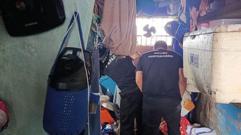 Policiais do Dracco cumpriram madado de busca e apreensão em um cela de presídio da Capital
