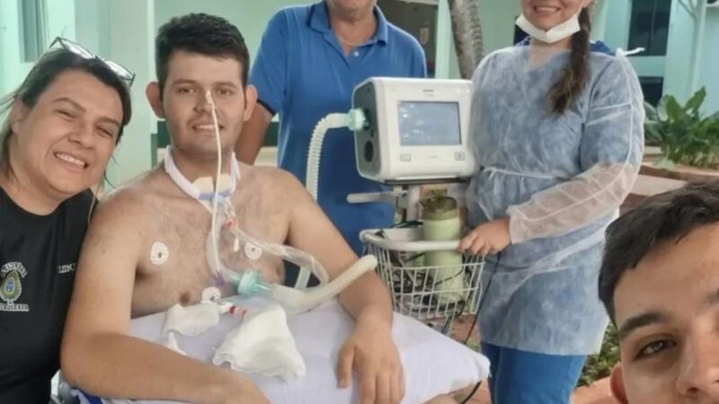 Luiz Otávio e sua família; jovem recebeu a proteína em janeiro deste ano e já consegue comer até um pedaço de bolo sem ajuda