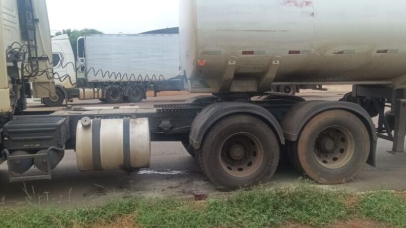 Vítimas foram atingidas após princípio de incêndio em veículo carregado com borra de soja