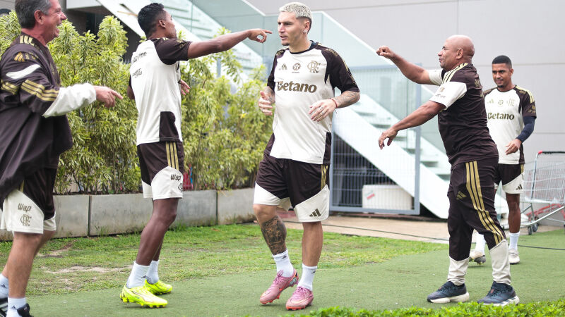 Varela, lateral-direito do Flamengo, durante embarque do Flamengo para Salvador, onde jogo contra o Vitória será disputado na noite de hoje