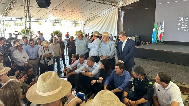 O governador Eduardo Riedel e o ministro dos transportes, Renan Calheiros Filho, estão entre participantes do evento em Inocência