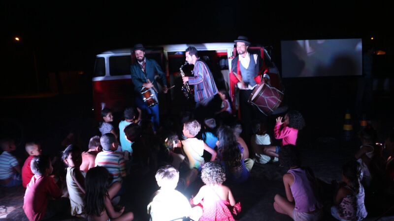 Na intenção da Associação Flor e Espinho de levar um palco itinerante para o interior do Mato Grosso do Sul, são priorizados aqueles municípios que apresentam um menor Índice de Desenvolvimento Humano (IDH). 