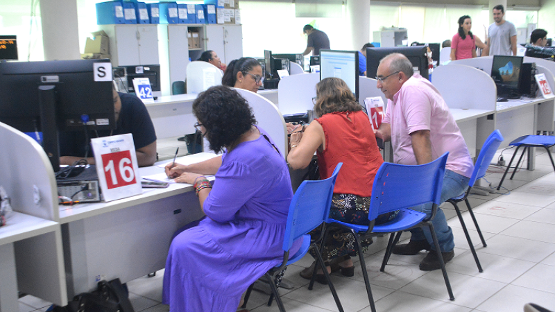 Contribuintes formam fila para pagar imposto predial em Campo Grande 