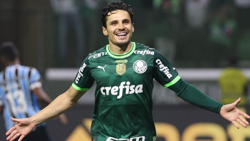 Raphael Veiga deixa o Palmeiras com coleção de títulos e status de ídolo apesar de declínio