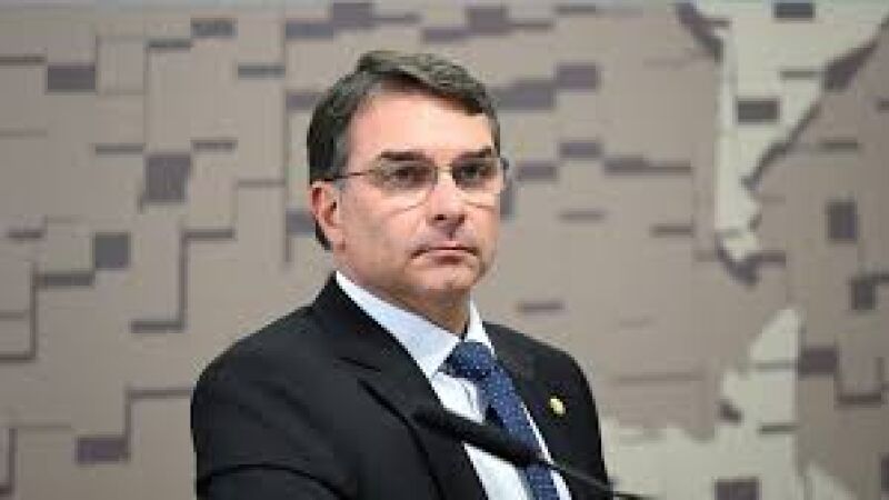 Flávio Bolsonaro viaja aos EUA e engorda agenda externa