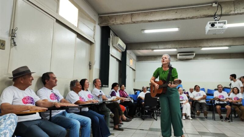 Aula de violão para idosos na UFMS