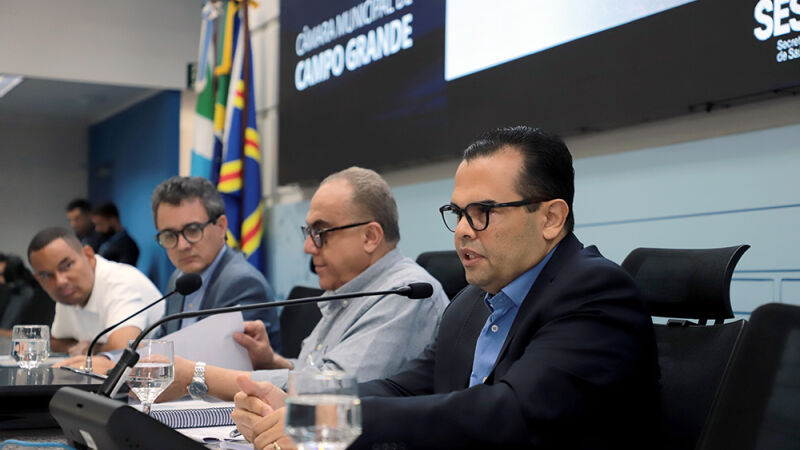 Secretário Marcelo Vilela em primeiro plano na imagem