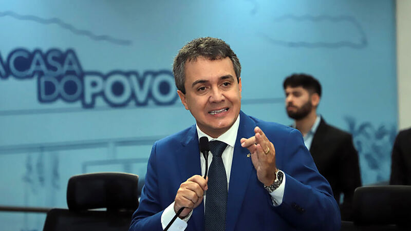 O vereador Landmark (PT) deixou de votar duas vezes contra a manutenção da taxa do lixo na Capital