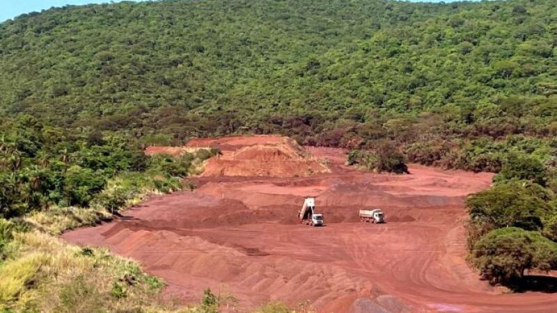 Atualmente, o transporte de minérios entre as minas na morraria de Corfumbá e o local do depósito é feito por caminhões