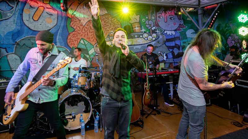 Grupo faz show com clássicos dos anos 1970 aos anos 2000