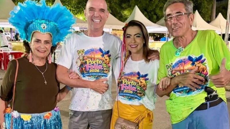 Nelson Cintra exibe revólver na cintura durante o Porto Folia 2026, em Porto Murtinho