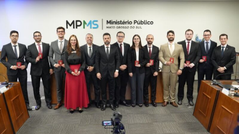 Nove candidatos aprovados no concurso no ano passado exibem seus distintivos na posse que ocorreu em novembro