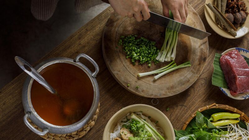 Uma boa refeição deve incluir fonte de proteína, variedade de folhas e legumes, e carboidrato de baixo índice glicêmico