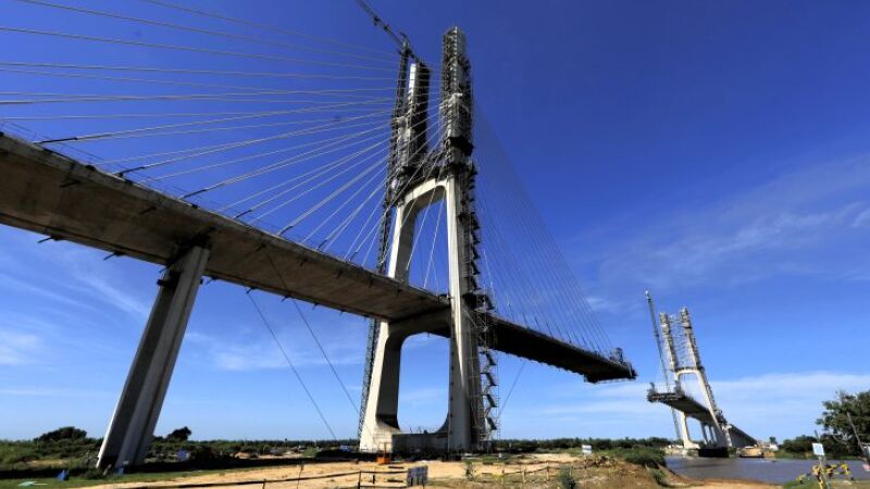 Com 1.294 metros de extensão e 21 metros de largura, a estrutura está a cerca de 101 metros do fechamento total