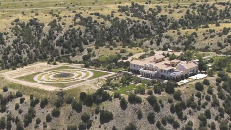 Epstein construiu uma mansão de 2 480 metros quadrados no topo de uma colina, com uma pista de pouso