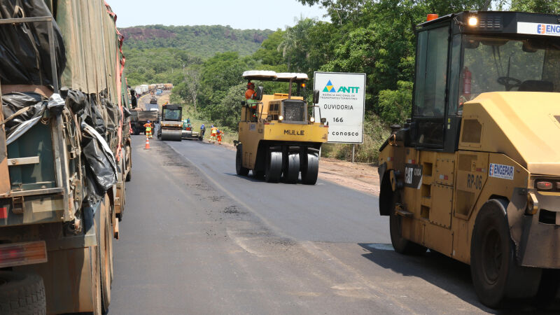 Após anos de deterioração do asfalto na BR-163, obras de recapeamento estão em andamento em diferentes regiões do Estado