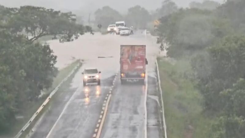 Represa cedeu e alagou um trecho da rodovia