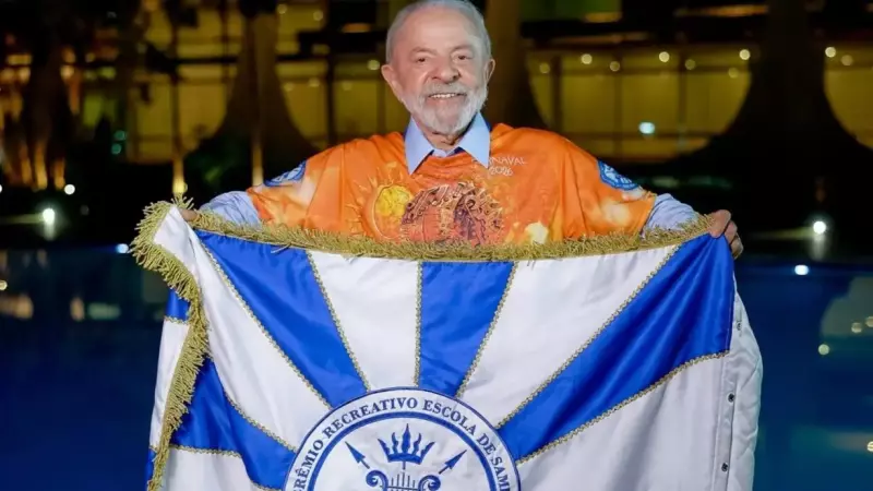 Em meio a polêmicas sobre possível campanha eleitoral antecipada, presidente Lula acompanhou desfile na avenida