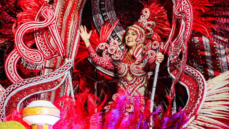 A senadora Soraya Thronicke desfilando em 2022 no carro abre-alas da escola de samba Igrejinha