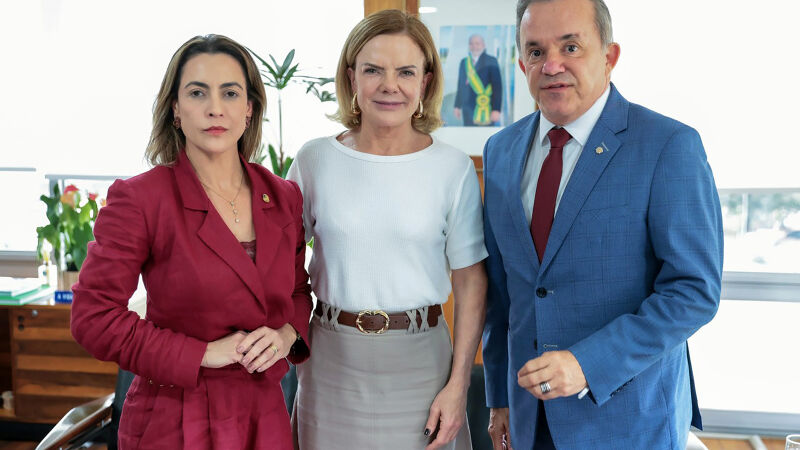 A senadora Soraya Thronicke (Podemos-MS), a ministra Gleisi Hoffmann e o deputado federal Vander Loubet (PT-MS) durante reunião Brasília (DF)