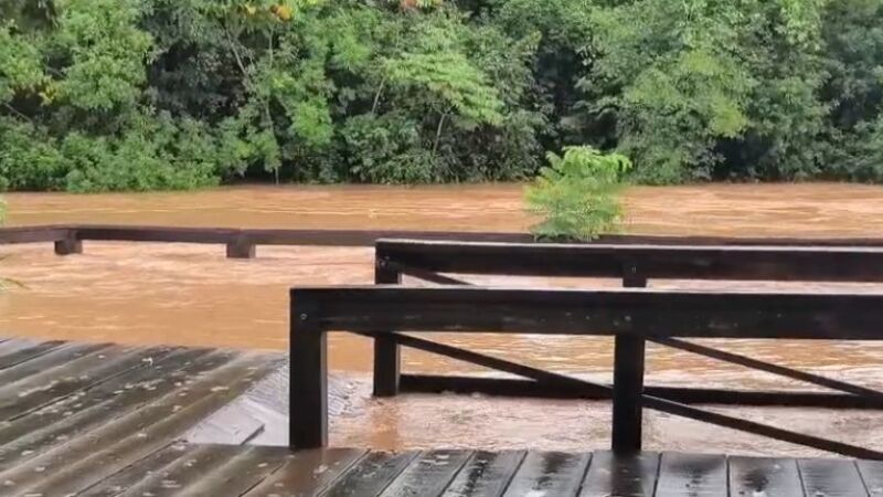 Rio Aquidauana transbordou e atingiu pier de Balneário Barrinha