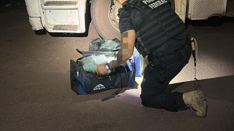 Droga foi encontrada dentro de uma mala de mão escondida no caminhão