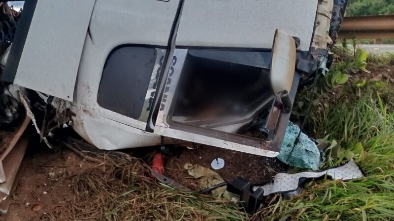 O condutor dirigia um caminhão Scania que tracionava uma carreta boiadeira carregada com gado