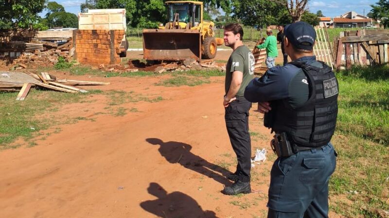 Policiais derrubam com retroescavadeira local de venda e consumo de drogas, além de exploração da prostituição