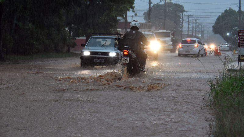 Ruas alagadas e muita enxurrada foram o resultado das fortes chuvas
