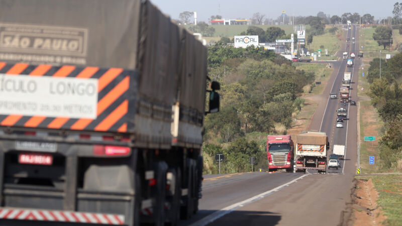 Caminhoneiros de todo o Brasil decidem hoje se paralisam atividades ou não