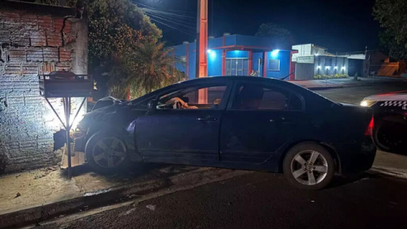 Motorista morreu após colidir contra portão de residência em Maracaju; perfuração no tórax foi causada por peça do airbag, segundo a perícia