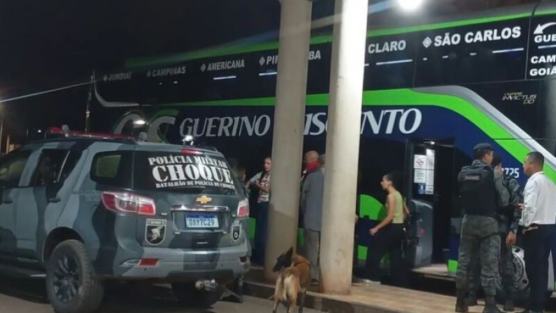 Durante a abordagem, o suspeito apresentou versões contraditórias sobre a origem e o destino dos artefatos